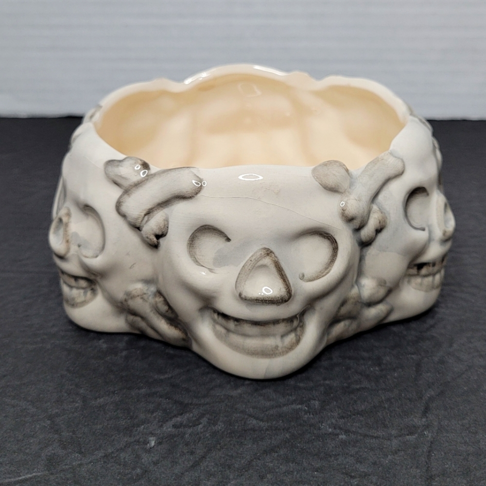 Ring of Skulls and Crossbones Ceramic Candy Dish Royal Norfolk International